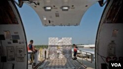 미국 민간 구호단체 '사마리탄스 퍼스'가 지난 2011년 대북 지원물품을 항공기에 선적하고 있다. 사진=사마리탄스 퍼스 제공.