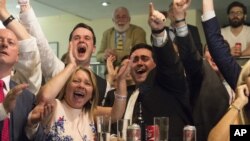 观看公投计票情况的英国脱欧派民众欢庆胜利。