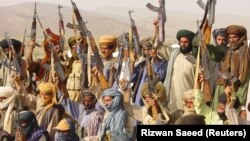 عسکریت پسند بلوچ قبائلی ایک تربیتی کیمپ میں۔ فائل فوٹو