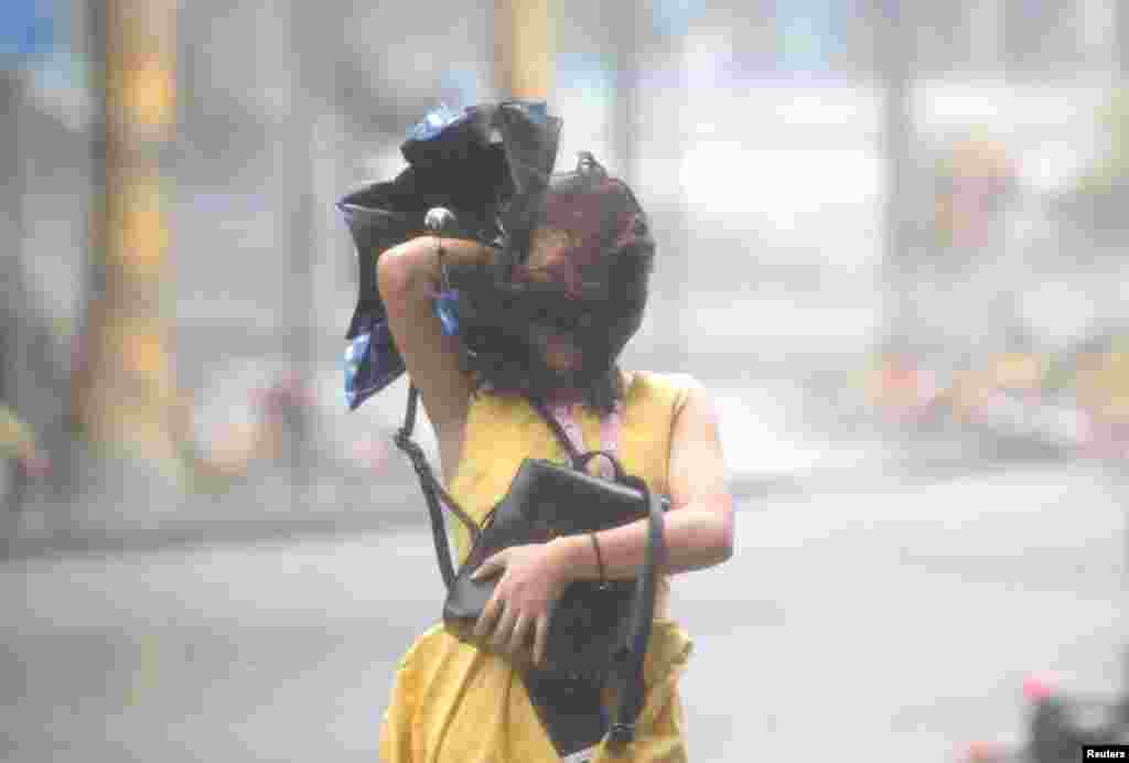 2018年9月16日，在中国深圳，台风山竹逼近，一名女子在暴雨中行走。&ldquo;山竹&rdquo;是今年以来全球最强风暴，最大风速几乎是美国&ldquo;佛罗伦萨&rdquo;飓风的两倍。