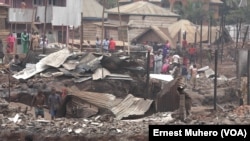 Un site sinistré après l'incendie à Irambo, un quartier de Bukavu, le 20 août 2018. (VOA/Ernest Muhero)