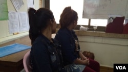 អតីត​​ស្ត្រី​បម្រើ​តាម​ផ្ទះ​នៅ​ម៉ាឡេស៊ី​ពីរ​រូប​ អង្គុយនៅការិយាល័យអាដហុកបន្ទាប់ពីមកដល់ក្រុងភ្នំពេញ កាលពីថ្ងៃទី២ ខែ​មីនា ឆ្នាំ២០១៦។​ (ផន​បុប្ផា/VOA)