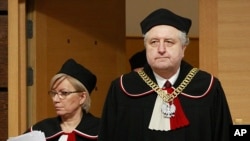 Andrzej Rzeplinski, right, head of Poland's Constitutional Court and a judge attend a session at the Constitutional Tribunal in Warsaw, Poland, March 8, 2016. 