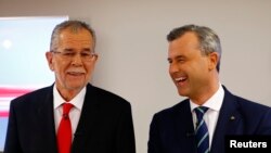 Para kandidat presiden Austria, Alexander Van der Bellen (kiri), yang maju sebagai calon independen, dan Norbert Hofer, dari sayap ultra kanan, sebelum debat televisi di Wina (1/12). (Reuters/Leonhard Foeger)