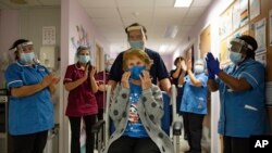 نخستین فردی که در بریتانیا واکسن کرونا تزریق کرد. آرشیو