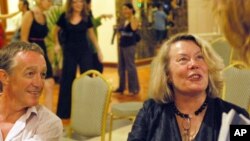 អ្នក​កាសែត​អាមេរិកាំង​ និង​ជា​អ្នក​និពន្ធ​ដ៏​ល្បី​ឈ្មោះ​​ម្នាក់​​គឺ​លោកស្រី​អេលីហ្សាបែត​ ប៊ែកខឺ​ (ស្តាំ)