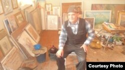 Qirg'izistonlik rassom Turg'unboy Toshqo'ziyev o'z ustaxonasida