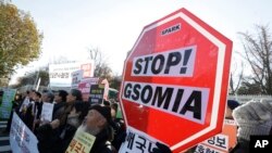 South Korean protesters stage a rally to oppose the General Security of Military Information Agreement between South Korea and Japan, in front of the Defense Ministry in Seoul, Nov. 23, 2016.