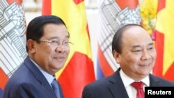 រូបឯកសារ៖ លោក​នាយក​រដ្ឋ​មន្ត្រី ហ៊ុន សែន (ឆ្វេង) ថត​រូប​ជាមួយ​នឹង​លោក​នាយក​រដ្ឋ​មន្ត្រី​វៀតណាម ង្វៀន សួនហ៊្វុក​ (Nguyen Xuan Phuc) នៅ​ការិយាល័យ​រដ្ឋាភិបាល​វៀតណាម នៅ​ទីក្រុង​ហាណូយ កាលពី​ថ្ងៃទី២០ ខែធ្នូ ឆ្នាំ២០១៦។ (REUTERS/Kham)