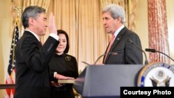 Sung Kim, kiri, diambil sumpah sebagai dubes baru untuk Filipina oleh Menlu AS John Kerry (3/11). Washington, D.C. (foto: Biro Asia Timur dan Pasifik)