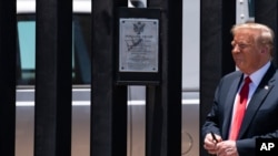  امضای لوح یادبود توسط پرزیدنت ترامپ