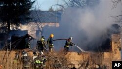 Petugas pemadam kebakaran berupaya memadamkan api yang menghanguskan sebuah rumah sakit psikiatri, Jumat pagi (26/4). Dilaporkan sedikitnya 38 orang tewas dalam insiden tersebut.