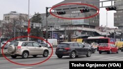 При полчасовен тест на крстосница во Скопје, најмалку шест возила поминаа на црвено светло, февруари 2025 година