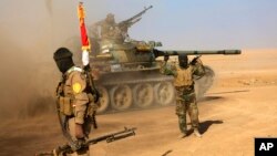 Para tentara milisi Syiah yang dikenal sebagai Satuan Mobilisasi Rakyat, PMF dalam pertempuran melawan ISIS di pinggiran Mosul (foto: dok).