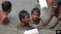 Bangladesh children swim