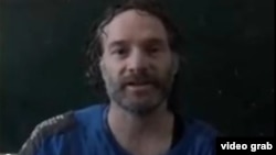 Wartawan AS, Peter Theo Curtis dibebaskan penculiknya, militan dari kelompok Jabhat Al Nusra, hari Minggu (24/8).