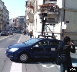 Salah satu mobil yang dipakai "Street View" Google lengkap dengan kamera untuk memotret jalan-jalan dan bangunan di Jenewa, Swiss.