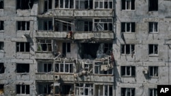 26일 러시아와 우크라이나의 전투가 계속되고 있는 우크라이나 동부 도네츠크 주 바흐무트 시내 건물이 파손돼 있다. 