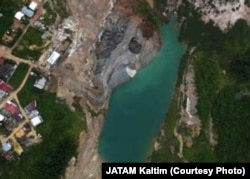 Foto udara lubang bekas tambang yang dekat dengan pemukiman warga Samarinda (courtesy: JATAM Kaltim)