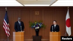 로이드 오스틴(왼쪽) 미 국방장관과 하마다 야스카즈 일본 방위상이 1일 도쿄에서 회담 직후 공동회견하고 있다.