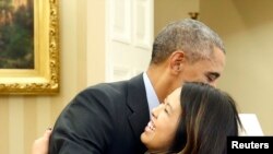 Shugaba Barack Obama yake taya Nurse Nina Phem murnar ta warke daga cutar Ebola.