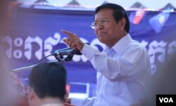 រូបឯកសារ៖ លោក កឹម សុខា ជួបជុំជាមួយ​នឹង​សកម្មជន​និង​អ្នកគាំទ្រ​គណបក្សសង្រ្គោះ​ជាតិ កាល​ពីថ្ងៃទី០៦ ខែំមីនា ឆ្នាំ២០១៦ នៅខណ្ឌពោធិ័សែនជ័យ ភាគខាងលិច​ក្រុងភ្នំពេញ។ (អូន ឆេងប៉រ/VOA)