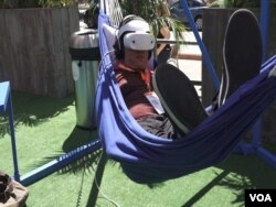 Festival attendee checks out Dell "lounge" where people can experience VR(virtual reality) and get food and drinks. Dell tech giant based near Austin. (Photo: E. Lee / VOA)