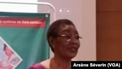 Antoinette Dinga Dzondo, ministre des Affaires sociales face à la presse, le 21 mars à Brazzaville, le 25 mars 2019. (VOA/Arsène Séverin)