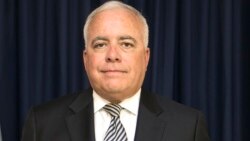 Embaixador Dennis W. Hearne