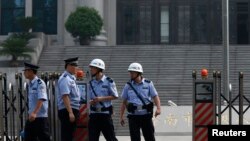 即将审判薄熙来案的济南法庭外（7月25日照片）