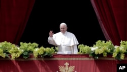 Pope Francis delivers the Urbi et Orbi (to the city and to the world) blessing at the end of the Easter Sunday Mass in St. Peter's Square at the Vatican, Apr. 1, 2018.