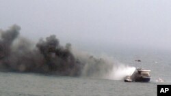 រូបភាព​ផ្តល់​ដោយ​ក្រុម​នាវិក​អ៊ីតាលី​បង្ហាញ​ពី​ ផ្សែង​ផុស​ចេញ​ពី​នាវា​ Norman Atlantic បន្ទាប់​ពី​នាវា​នោះ​រង​អគ្គីភ័យ​ នៅសមុទ្រ​ Adriatic​ កាលពី​ថ្ងៃ​អាទិត្យ​ ទី២៨ ខែធ្នូ​ ឆ្នាំ២០១៤​។