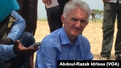 Mark Lowcock, en tournée dans le bassin du lac Tchad, au Niger, le 10 septembre 2017. (VOA/Abdoul-Razak Idrissa)