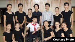 영국 런던에 있는 대북지원 민간단체 '두라 인터네셔널'이 북한의 장애 어린이와 청소년들의 영국 공연을 준비 중이다. 사진은 지난 2014년 8월 평양에서 공연 연습 중 포즈를 취한 북한 학생들.
