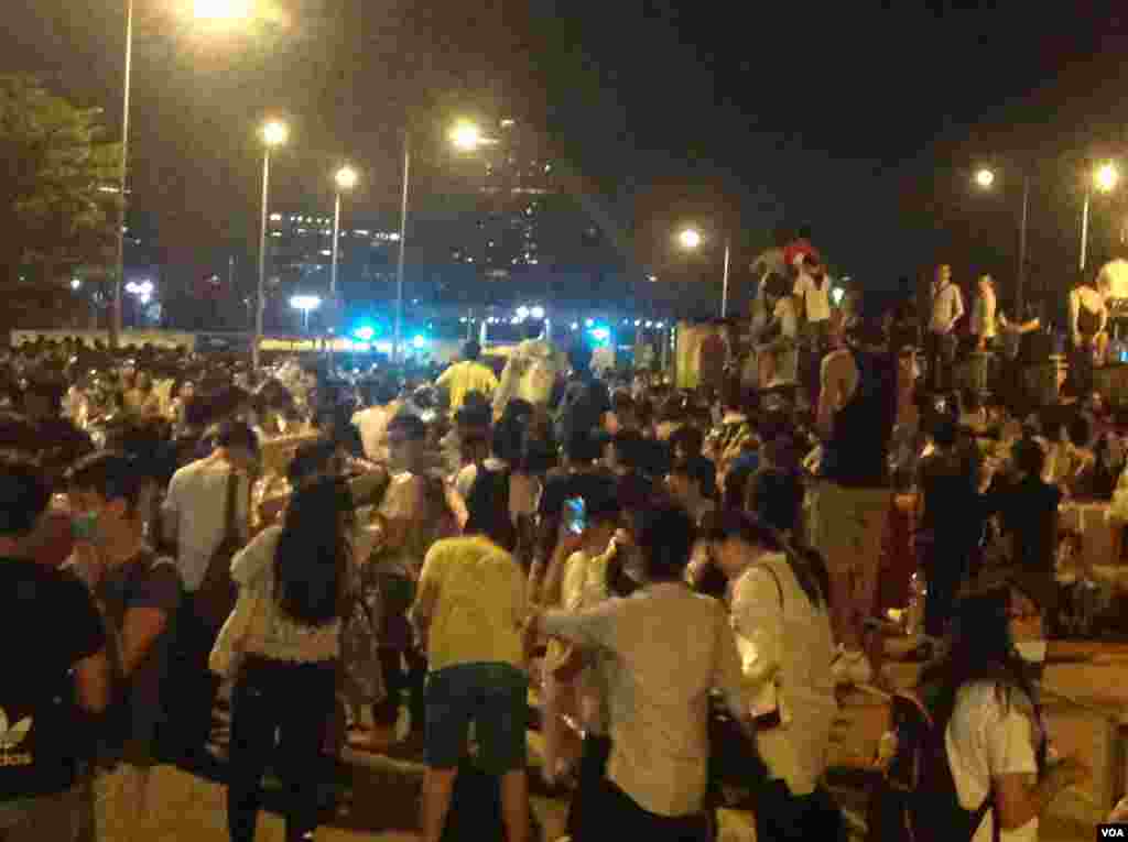 和平占领中环行动星期天凌晨正式启动（美国之音海彦拍摄）