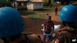 Des casques bleus patrouillent dans la ville de Bangassou, en Centrafrique, le 15 février 2021. 