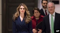 Hope Hicks yayin da ta kammala amsa tambayoyi