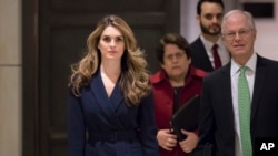 Direktur Komunikasi Gedung Putih Hope Hicks, salah satu asisten dan penasihat terdekat Presiden Trump, tiba di Gedung Capitol, Washington, untuk bertemu dengan Komite Intelijen DPR, 27 Februari 2018.