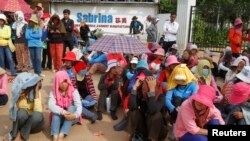 កម្មករ​ប្រមូល​ផ្តុំ​គ្នា​ក្នុង​អំឡុង​ពេល​ធ្វើ​បាតុកម្ម​នៅ​ខាងមុខ​រោងចក្រ​មួយ​ដែល​ជា​របស់​ក្រុមហ៊ុន​រោងចក្រ​កាត់ដេរSabrina (Cambodia) ក្នុង​ខេត្ត​កំពង់ស្ពឺ នៅ​ថ្ងៃ​ទី ៣០ ខែឧសភា ឆ្នាំ២០១៣។