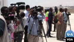 អ្នក​កាសែត​សូម៉ាលី​ចោទប្រកាន់​រដ្ឋាភិបាល​ថា​បាន​បង្ក្រាប​ទៅ​លើ​សេរីភាព​សារព័ត៌មាន​​នៅ​ក្នុង​ប្រទេស តាមរយៈ​ការ​វាយដុំ ការ​ចាប់​ឃុំឃាំង និង​ការ​គំរាម​ធ្វើ​ទុក្ខបុកម្នេញ។ 