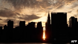 落日金辉下的纽约曼哈顿。美国众创空间公司在纽约一家联邦法院对中国的竞争对手优客工场(英文名称UrWork)提起诉讼，要求优客工场停止计划中在纽约曼哈顿的推介活动。