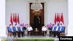Presiden Jokowi didampingi Wapres Ma’ruf Amin, saat memperkenalkan enam Menteri baru di Kabinet Indonesia Maju, di Istana Negara, Jakarta, Selasa (22/12). (Biro Setpres)