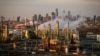 Kilang minyak Philadelphia Energy Solutions terlihat saat matahari terbenam di depan cakrawala Philadelphia di Pennsylvania, 24 Maret 2014, sebagai ilustrasi. (Foto: Reuters)