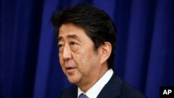 Perdana Menteri Jepang Shinzo Abe saat menghadiri jamuan makan siang dengan Presiden Donald Trump dan Presiden Korea Selatan Moon Jae-in di Palace Hotel di sela Sidang Umum PBB, 21 September 2017, di New York. 