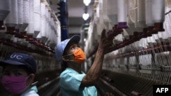 រូបឯកសារ៖ ពលករចំណាកស្រុកមីយ៉ាន់ម៉ា កំពុងធ្វើការនៅរោងចក្រផលិតក្រណាត់មួយកន្លែង នៅខេត្ត Pathum Thani ប្រទេសថៃ កាលពីថ្ងៃទី ២៣ ខែកញ្ញា ឆ្នាំ២០១៨។