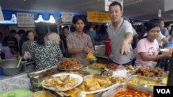 Para pedagang menjajakan berbagai makanan tradisional untuk berbuka puasa di sebuah pasar di Jakarta (foto: dok.)