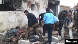 Puluhan tewas karena serangan udara yang menimpa sebuah toko roti di provinsi Hama, Suriah tengah, Minggu (23/12). (Reuters/Samer Al-Hamwi)