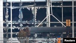 Kaca-kaca jendela di bandara Zaventem, dekat Brussels, Belgia tempak hancur, pasca ledakan Selasa (22/3) pagi. ISIS telah mengklaim bertanggung jawab atas serangan ini.