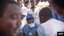 Les infirmières travaillant avec l'OMS lors du lancement de la campagne de vaccination contre le virus Ebola à Mbandaka, le 21 mai 2018.