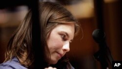 Amanda Knox saat berada di pengadilan Perugia, Italia, 30 September 2011 (Foto: dok). Pengadilan Italia membatalkan pembebasan Amanda Knox dan mantan pacarnya Raffaele Sollecito dan memerintahkan pengadilan ulang terkait kasus pembunuhan Meredith Kercher tahun 2007.